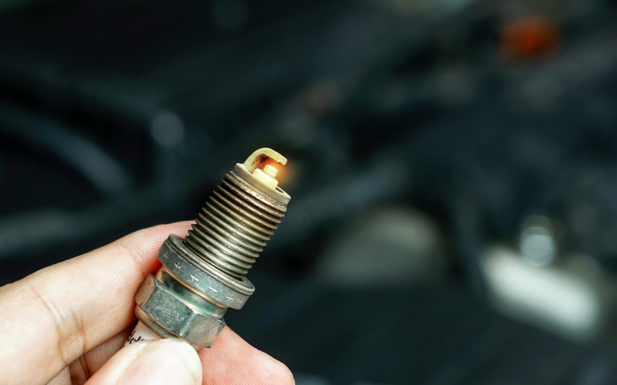 Cum înlocuiești bujiile mașinii: ghid pentru motoare benzină