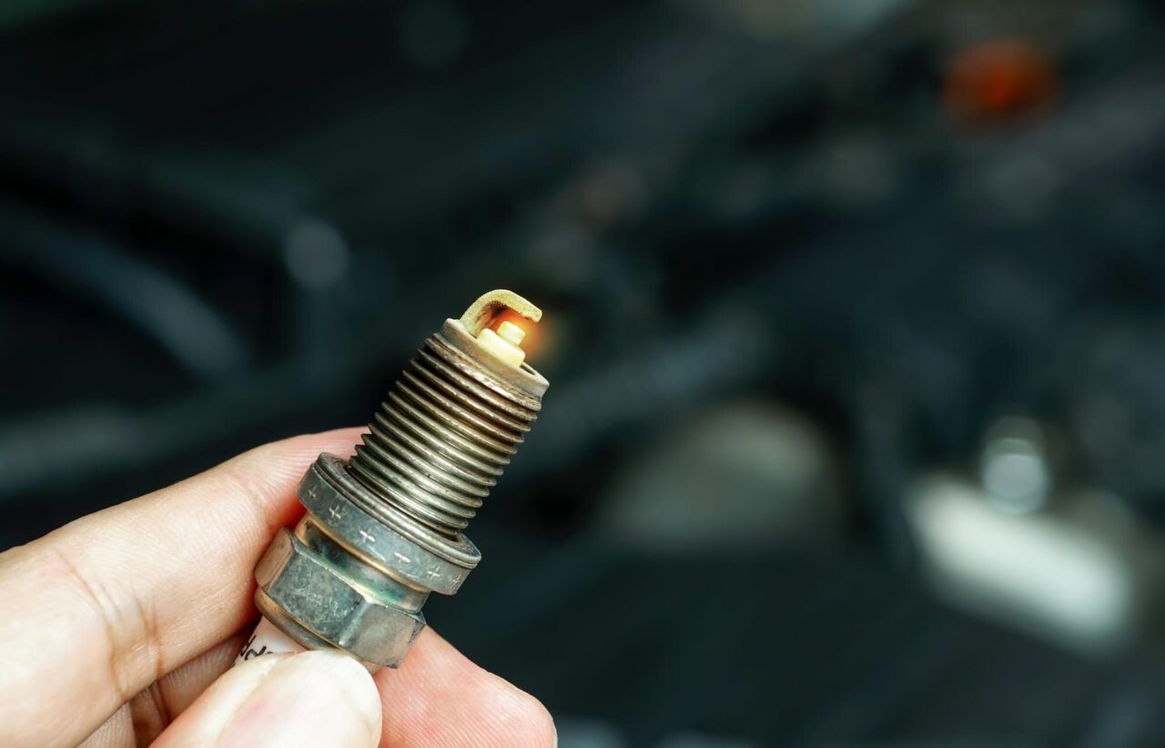 Cum înlocuiești bujiile mașinii: ghid pentru motoare benzină
