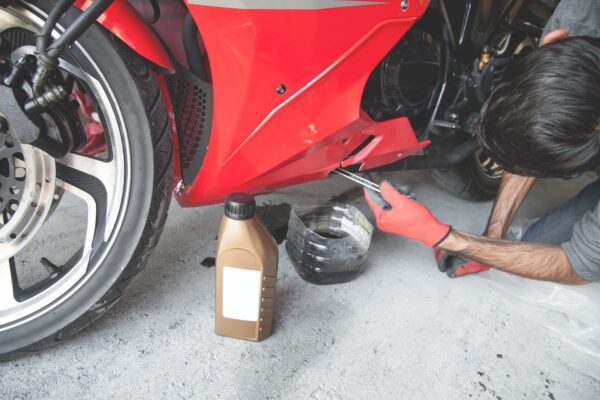 Motocicleta consumă prea mult ulei: cauze și cum o diagnostichezi