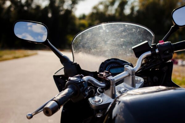 Cum înlocuiești parbrizul motocicletei: sfaturi practice și greșeli de evitat
