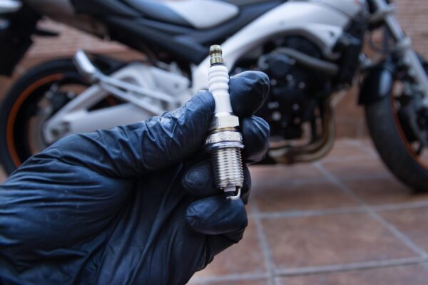 Cum înlocuiești bujiile motocicletei: ghid pentru începători