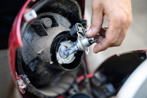 Cum înlocuiești lampa față a motocicletei: procedură rapidă