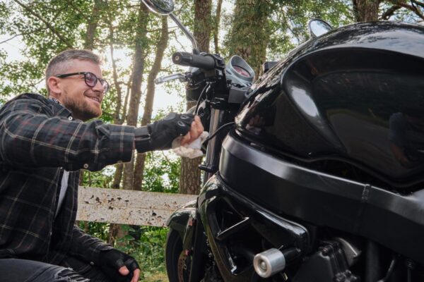 Cum cureți radiatorul motocicletei: metode eficiente și sigure