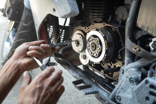 Cum verifici nivelul uleiului la motocicletă: ghid rapid și sigur