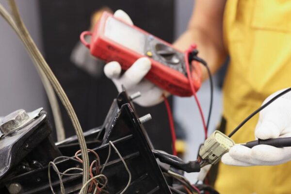 Cum verifici bateria motocicletei: teste simple și semne de defect