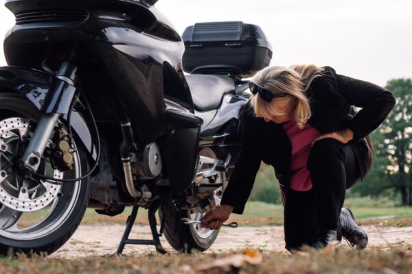Cum verifici presiunea anvelopelor motocicletei: ghid complet