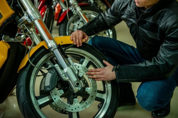 Cum verifici sistemul de frânare al motocicletei: ghid complet