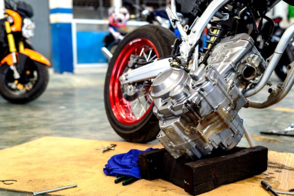 Ambreiajul motocicletei uzat: semne și când trebuie schimbat