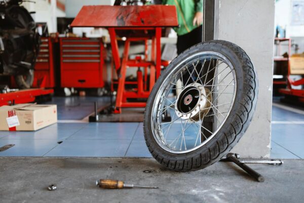 Cum înlocuiești cauciucurile motocicletei: ghid practic și sfaturi