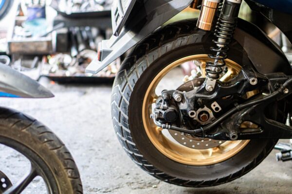Perna de aer defectă la motocicletă: semne și cum o repari
