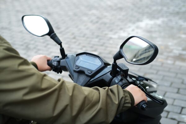 Motocicleta vibrează la accelerare: cauze și remedii