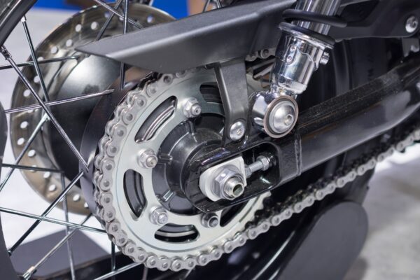 Cum verifici lanțul motocicletei: procedură și frecvență recomandată