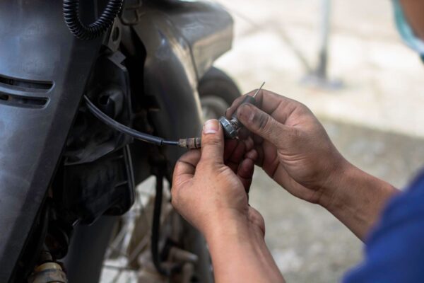 Lanțul motocicletei uzat: cum recunoști și când îl schimbi