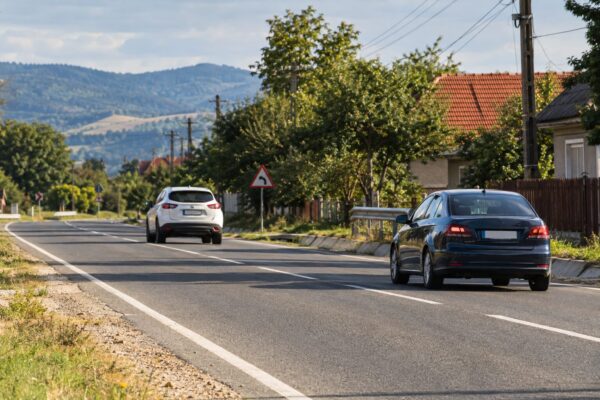 Distanța față de mașina din față: ce obligație stabilește Codul rutier