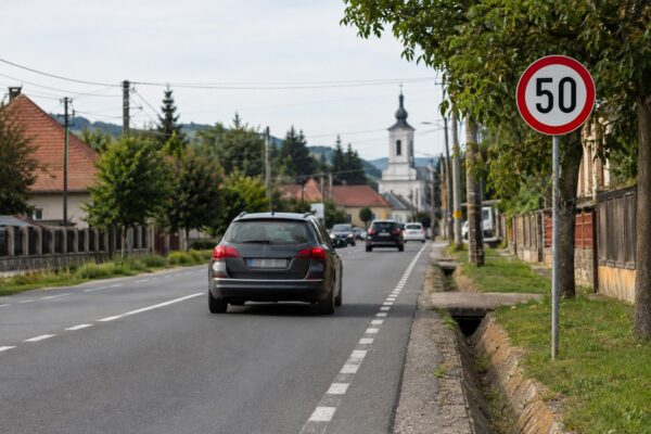 Limitele de viteză pentru categoria B: diferențe între localități și tipuri de drum