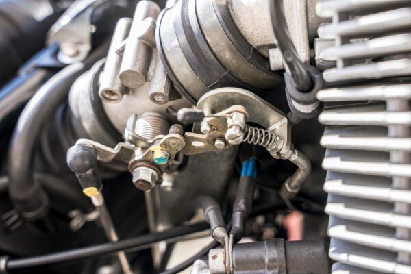 Motocicletă cu carburator sau injecție: ce diferă la întreținere