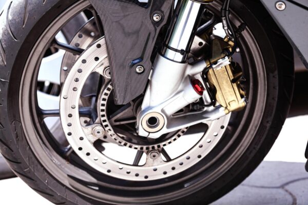 ABS pe motocicletă: cum funcționează și ce limite are
