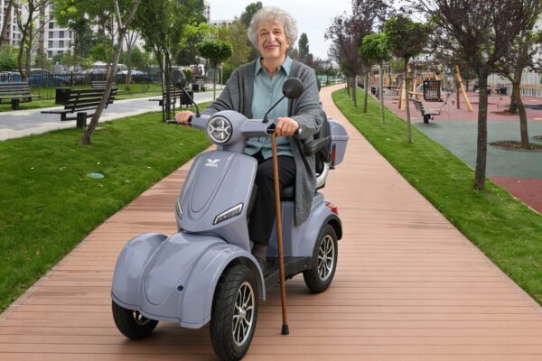 Mobilitatea electrică pentru persoanele în vârstă: ce trebuie să știți înainte de alegerea unui vehicul?