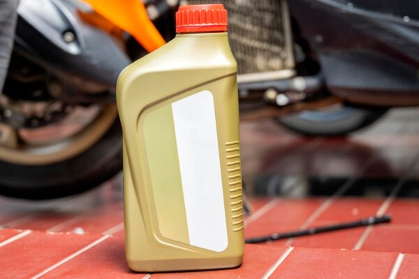 Uleiul pentru motocicletă: ce specificații verifici înainte de cumpărare